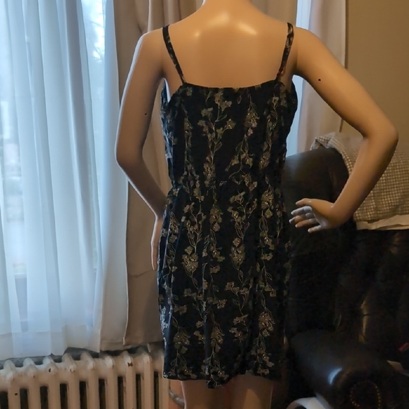 Chic Black Dress with Floral Design - Picture 2 of 9